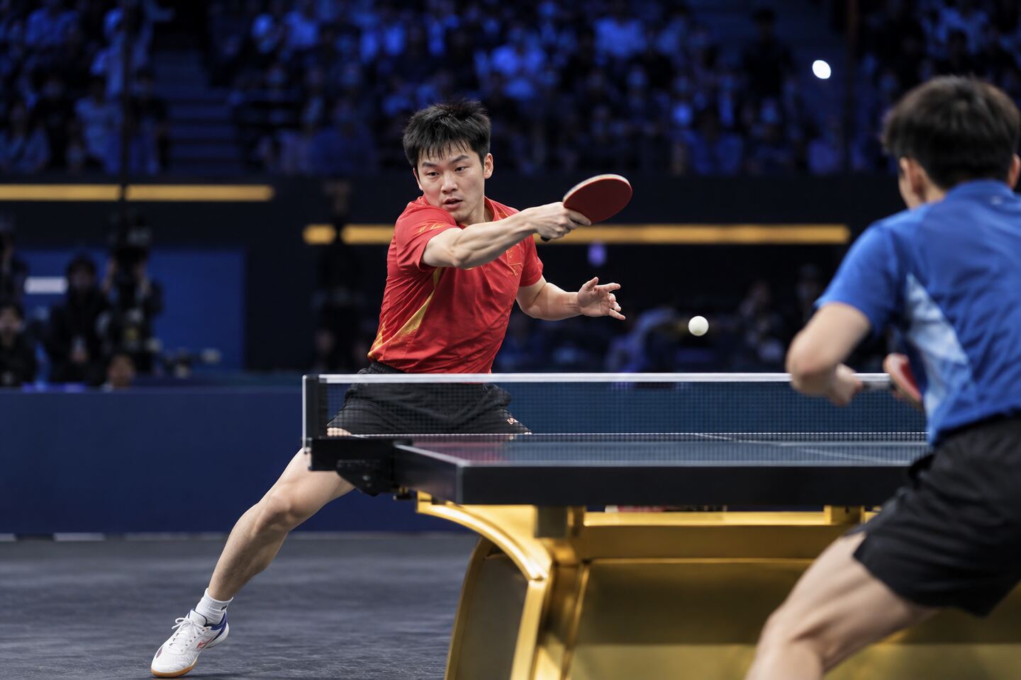 乒乓球运动员进行正手弧圈对攻的比赛画面